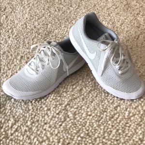 Nike white Flex Experience RN6